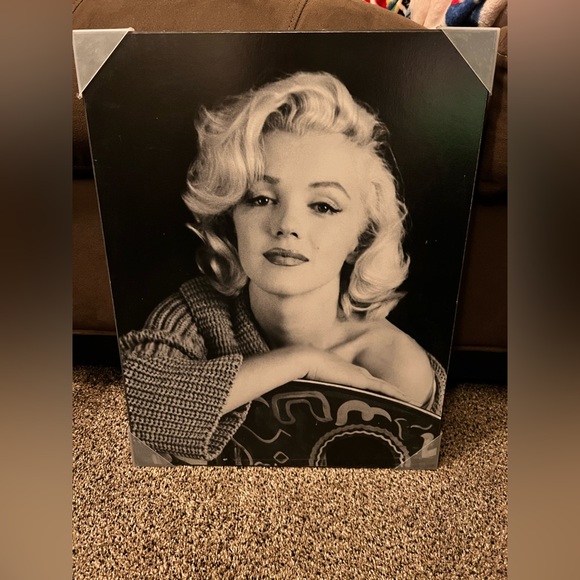 Marilyn Monroe 14 x 18 canvas photo. - Picture 1 of 3